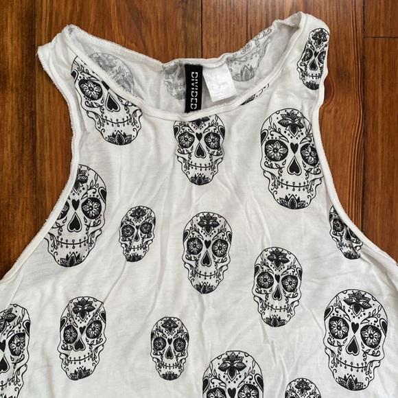 Skull High/Low H&M Tank - Picture 2 of 4
